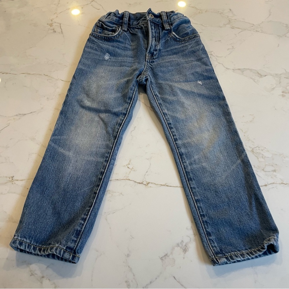Baby gap. Size 4T. Perfect condition! Super cute, distressed look.